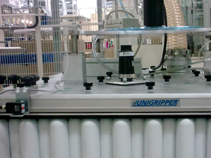 UniGripper, kundenspezifischer Vakuumgreifer für das Handeln von einzelnen Lagen von Aerosoldosen